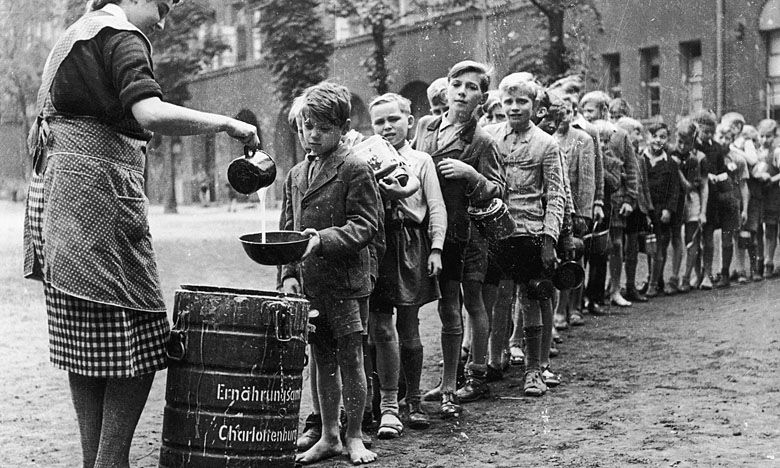 Stołówka szkolna tuż po II wojnie, 1945