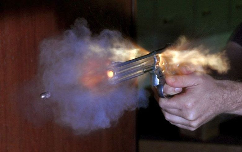 Moment strzału z pistoletu Smith & Wesson