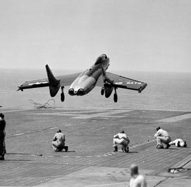 Pierwszy start nietypowego odrzutowca pokładowego Vought F7U-1 Cutlass z lotniskowca (USS Midway, 25 lipca 1951