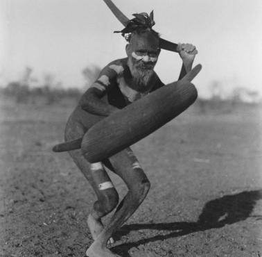 Aborygen podczas polowania z użyciem bumerangu, Australia, 1920