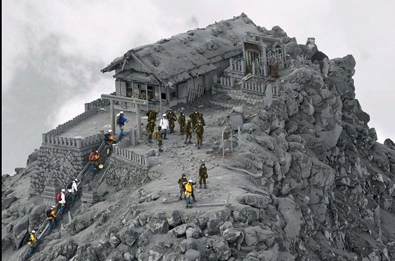 Świątynia pokryta popiołami po erupcji wulkanu w Japonii