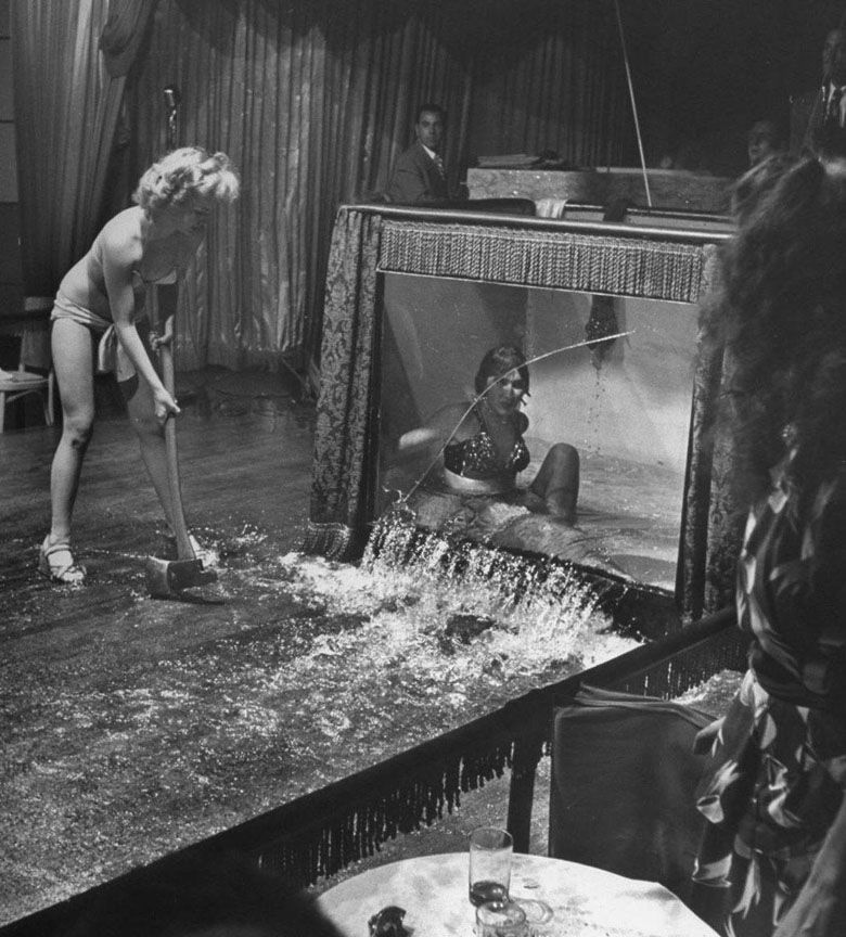 Stripteaserki podczas jednego z numerów w klubie Casino Royale w Nowym Orleanie, 1949