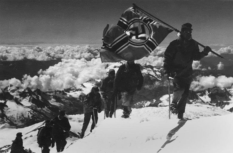 Niemieckie oddziały wspinają się na górę Elbrus w Rosji, najwyższy szczyt w Europie, sierpień 1942
