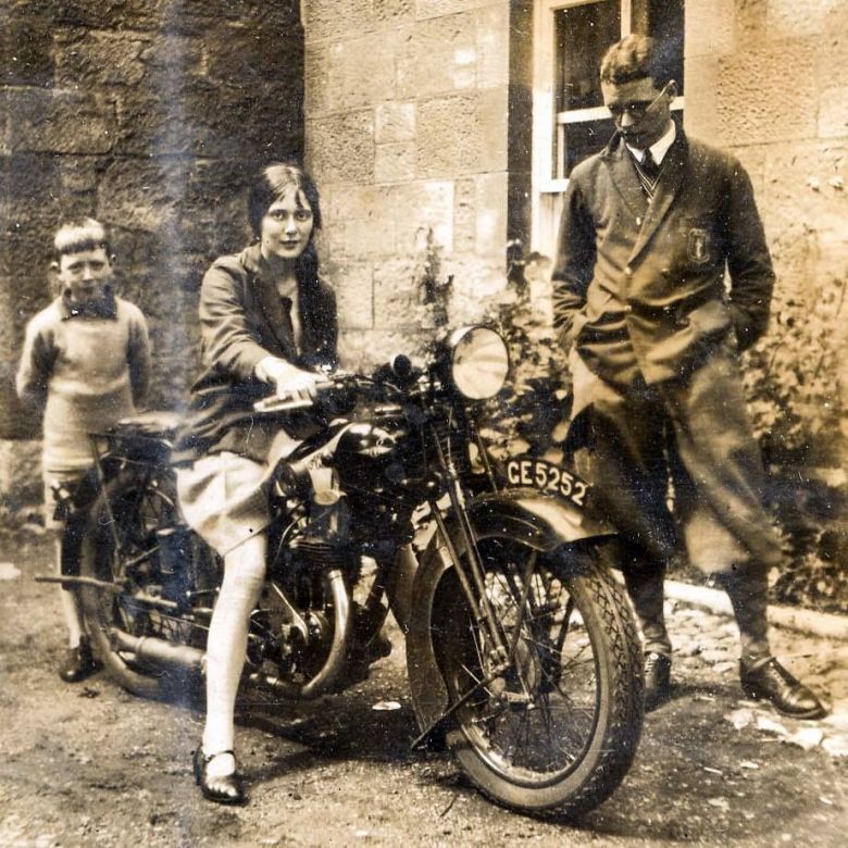 Dziewczyna na motocyklu, 1925