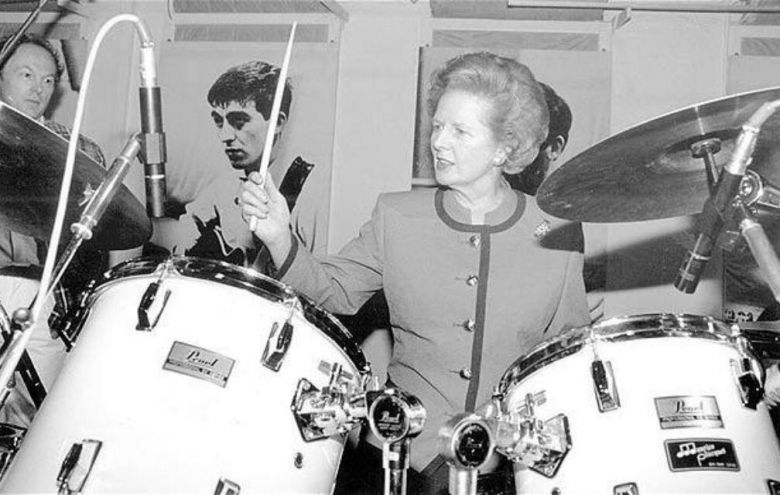 Premier Wielkie Brytanii Margaret Thatcher gra na perkusji Ringo Starra, Londyn, 1963