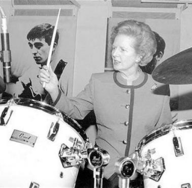 Premier Wielkie Brytanii Margaret Thatcher gra na perkusji Ringo Starra, Londyn, 1963