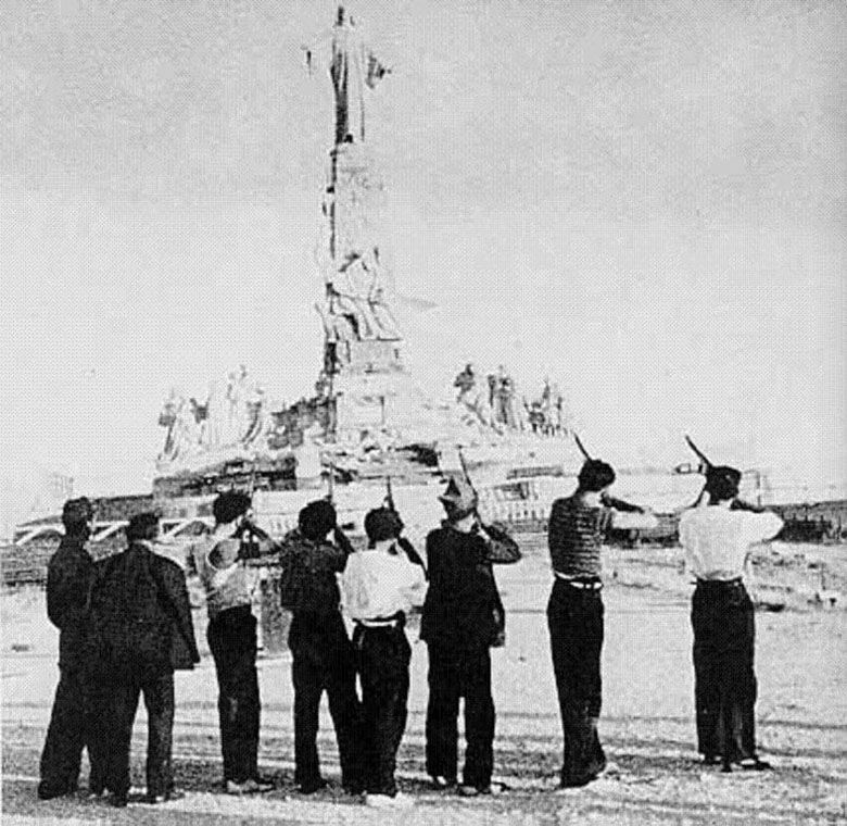 Sponsorowani przez Stalina hiszpańscy Republikanie bawią się strzelając w posąg Jezusa niedaleko Madrytu, 1938