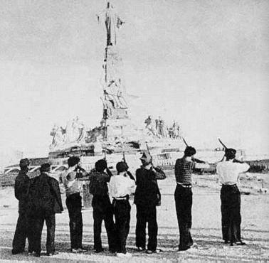 Sponsorowani przez Stalina hiszpańscy Republikanie bawią się strzelając w posąg Jezusa niedaleko Madrytu, 1938