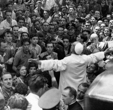 Pius XII odwiedza Rzymian po bombardowaniu podczas II wojny światowej, 20 lipca 1943 roku