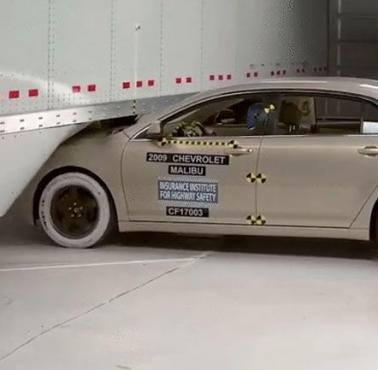 Crash test naczepy z zabezpieczeniami i bez, podczas wypadku różnica kolosalna (wideo)