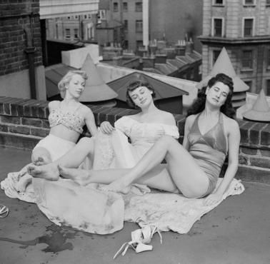 Audrey Hepburn z koleżankami z przedstawienia "Sauce Tartare" na dachu teatru Cambridge w Londynie, 1949