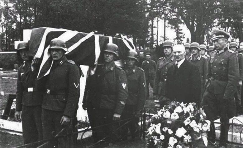 Niemcy chowają z honorami brytyjskiego lotnika, 1943