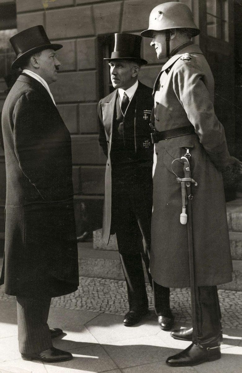 Kanclerz Adolf Hitler rozmawia z Franzem von Papenem i marszałkiem polowym Wernerem von Blombergem, Berlin State Opera, 1933
