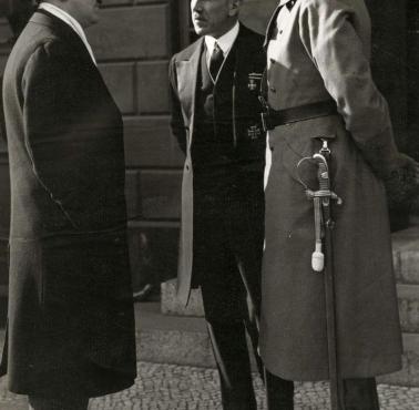 Kanclerz Adolf Hitler rozmawia z Franzem von Papenem i marszałkiem polowym Wernerem von Blombergem, Berlin State Opera, 1933