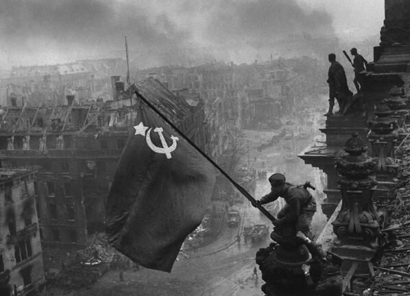 Rosyjska flaga na Reichstagu w Berlinie, maj 1945