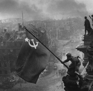 Rosyjska flaga na Reichstagu w Berlinie, maj 1945