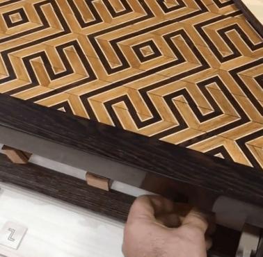 Jedynie specjalne wzory pozwalają otworzyć niektóre szuflady w tym drewnianym stole domowej roboty (wideo)