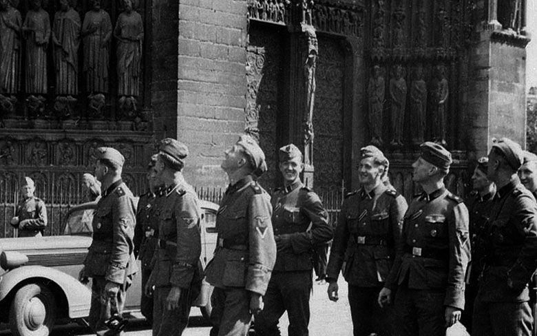 Niemieccy żołnierze z elitarnej Dywizji Leibstandarte podczas wakacji w Paryżu, lato 1940 roku 