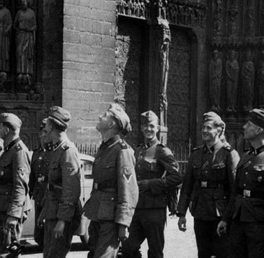 Niemieccy żołnierze z elitarnej Dywizji Leibstandarte podczas wakacji w Paryżu, lato 1940 roku 
