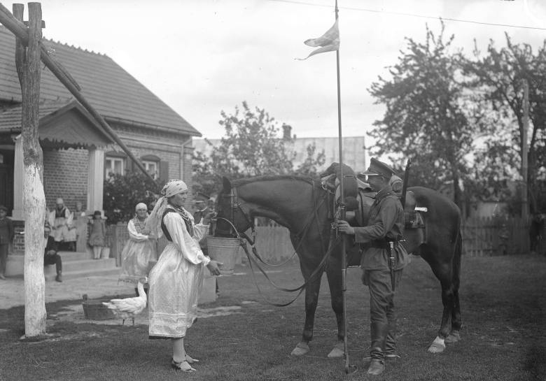 Szwoleżer na odpoczynku w wiejskiej zagrodzie, 1930