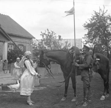 Szwoleżer na odpoczynku w wiejskiej zagrodzie, 1930