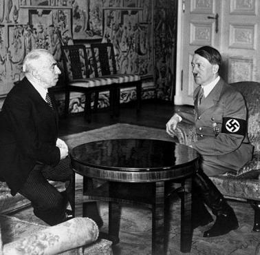 Adolf Hitler informuje czeskiego prezydenta Emila Hachę o nieuchronnej inwazji niemieckiej na Czechosłowację, 15 marca 1939 roku
