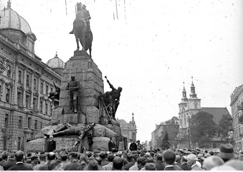 15 lipca 1910 w Krakowie podczas obchodów 500-lecia bitwy pod Grunwaldem odsłonięto ufundowany przez I. Paderewskiego pomnik