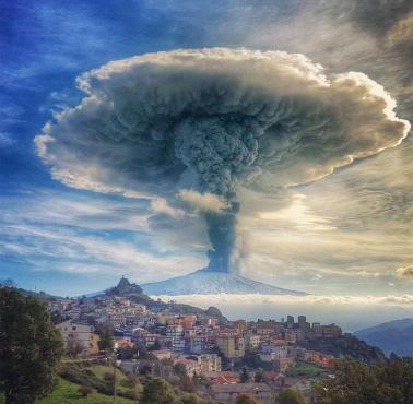 Dym nad czynnym stratowulkanem we Włoszech - Etną