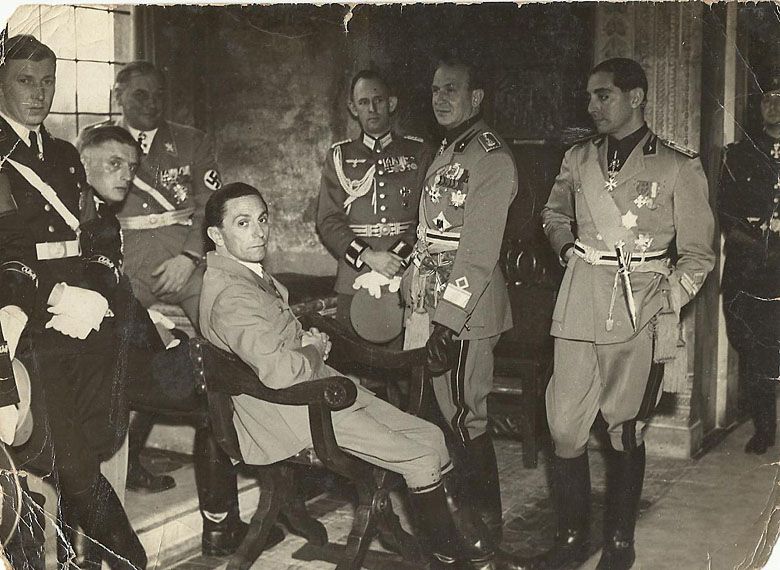 Joseph Goebbels w otoczeniu niemieckich i włoskich oficerów, 1943