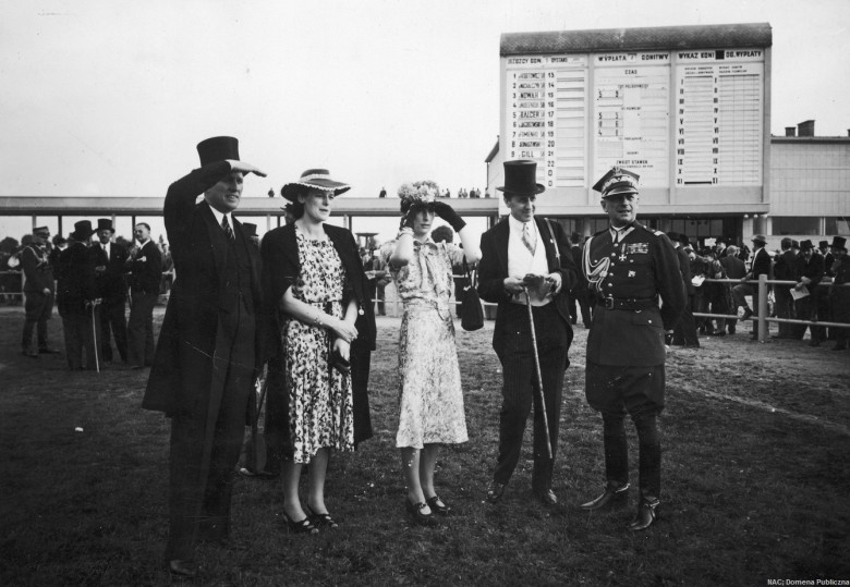 3 VI 1939 r. na warszawskim Służewcu otwarto najnowocześniejszy w Europie Tor Wyścigów Konnych. W pierwszej gonitwie ...