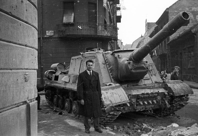 Przejęty przez węgierskim powstańców sowiecki ISU-152, 1956