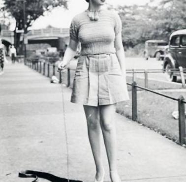 Amerykańska tancerka Zorita na spacerze z wężem, 1939
