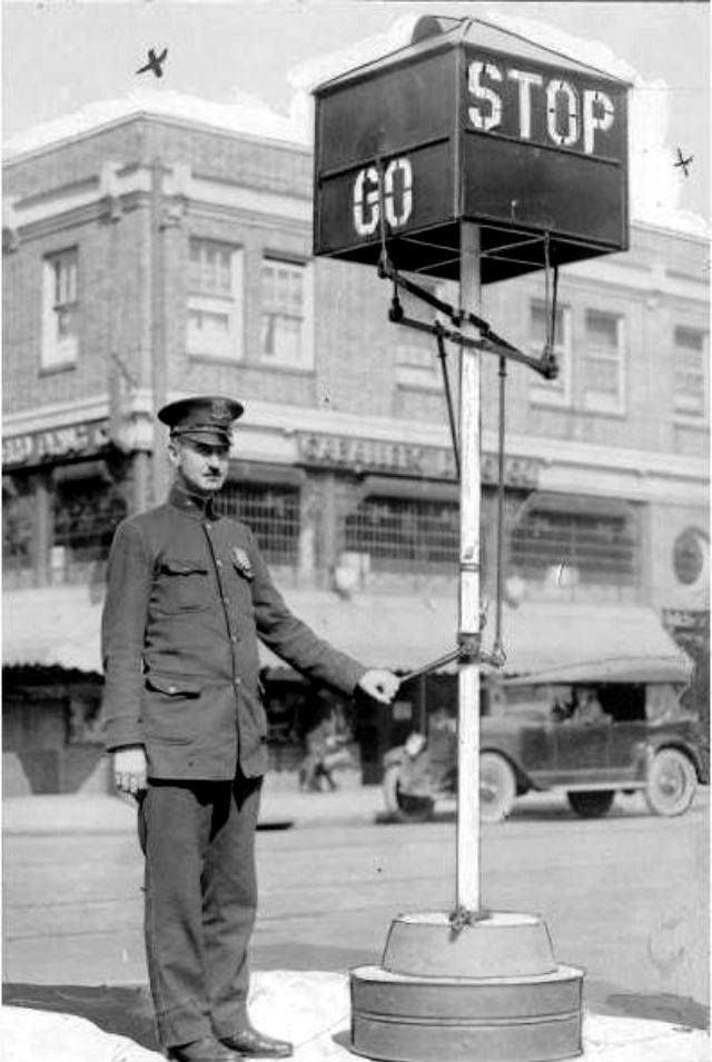 Policjant podczas używania manualnego sygnalizatora, Philadelphia, USA, 1922