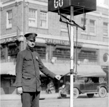 Policjant podczas używania manualnego sygnalizatora, Philadelphia, USA, 1922