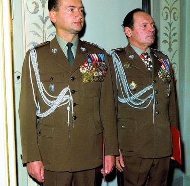 Jaruzelski w towarzystwie generała WP Grzegorza Korczyńskiego, który "wsławił" się głównie rabunkami i mordami ludności