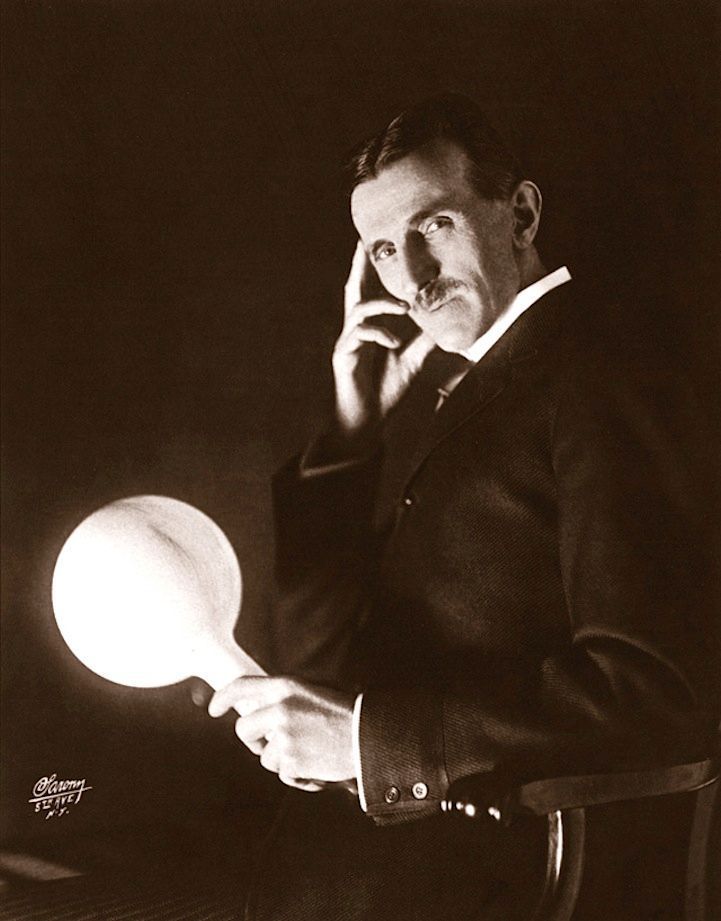 Nikola Tesla z bezprzewodową żarówką, 1900