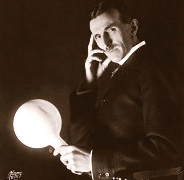 Nikola Tesla z bezprzewodową żarówką, 1900