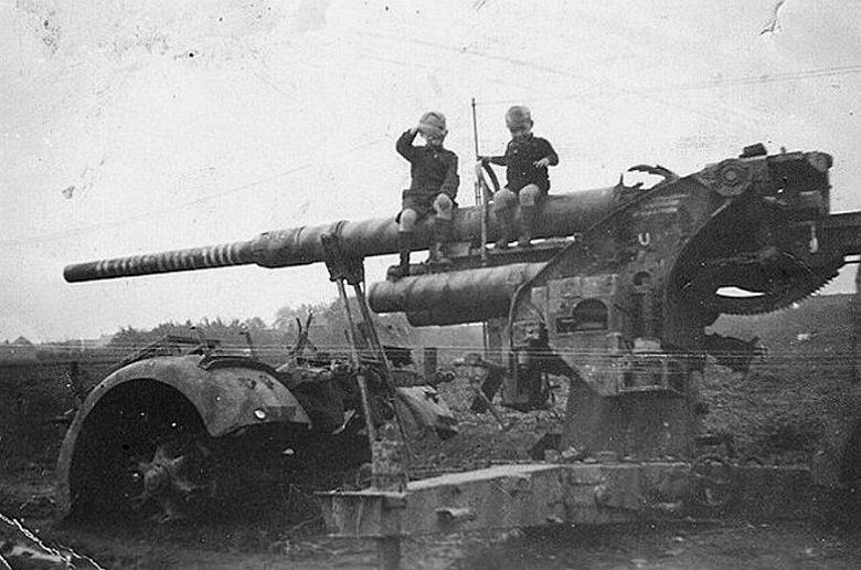 Dwaj chłopcy bawią się na niemieckim dziale Flak 36 18, Holandia, 1944