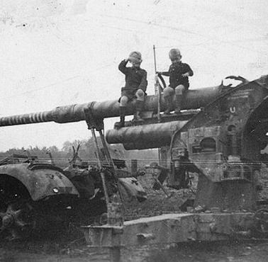 Dwaj chłopcy bawią się na niemieckim dziale Flak 36 18, Holandia, 1944