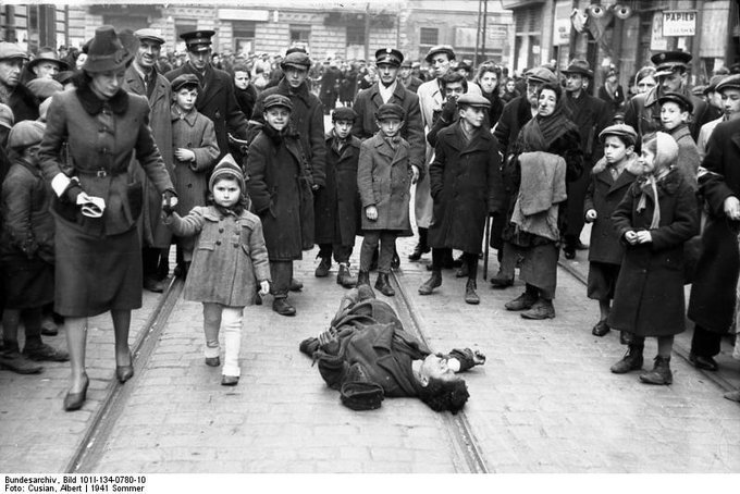 22 VII 1942 Niemcy rozpoczęli wywózkę Żydów z getta warszawskiego do Treblinki, w dwa miesiące zamordowali ok. 300 tys. ludzi