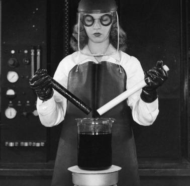Technik laboratoryjny wkłada dwa plastikowe pręty do gorącego kwasu siarkowego, w efekcie czego ma powstać teflon, 1949