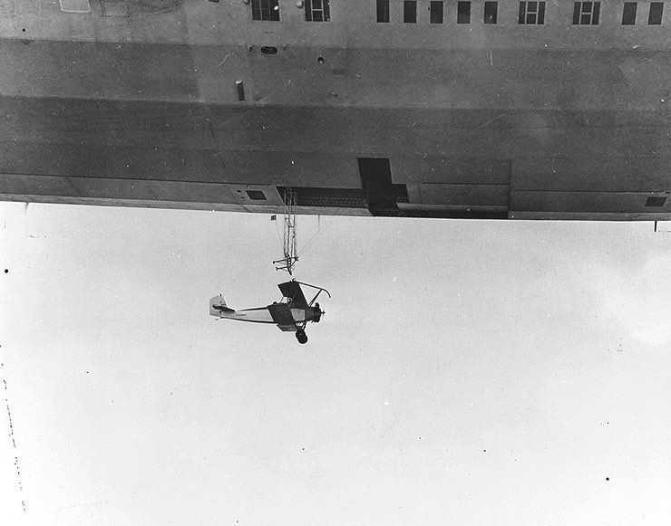 Pierwszy start samolotu z pokładu amerykańskiego sterowca USS Akron, 1932