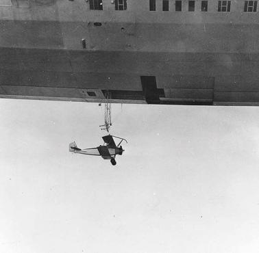 Pierwszy start samolotu z pokładu amerykańskiego sterowca USS Akron, 1932