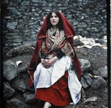 Dziewczynka ubrana w tradycyjną suknię Claddagh w Irlandii, 1913