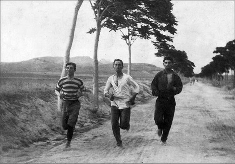 Pierwsi zawodnicy nowożytnej olimpiady podczas maratonu, 1896