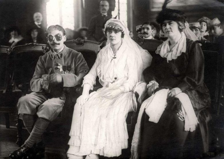 Niewidomy żołnierz i jego wybranka podczas ślubu, I wojna światowa, Francja, 1915