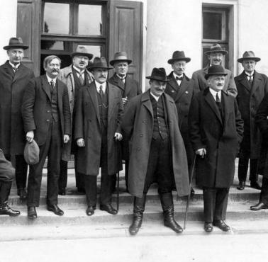 24 VII 1920, w czasie wojny polsko-bolszewickiej, zaprzysiężono Rząd Obrony Narodowej na czele z premierem Wincentym Witosem