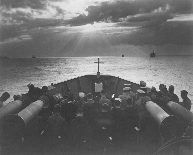 Tradycyjna msza na pokładzie statku eskorty konwoju, 1943