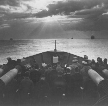 Tradycyjna msza na pokładzie statku eskorty konwoju, 1943