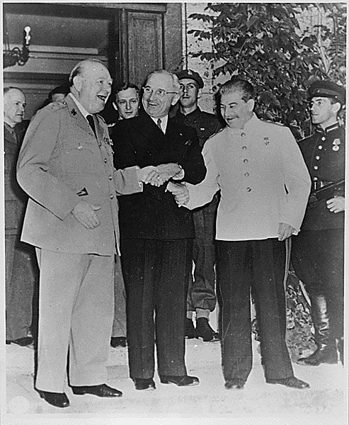 Uścisk dłoni sojuszników Winston Churchill, Harry Truman i Józef Stalin, Poczdam, 1945